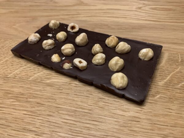 Emmas Chokolade mørk chokoladeplade med ristede hasselnødder 125 g.